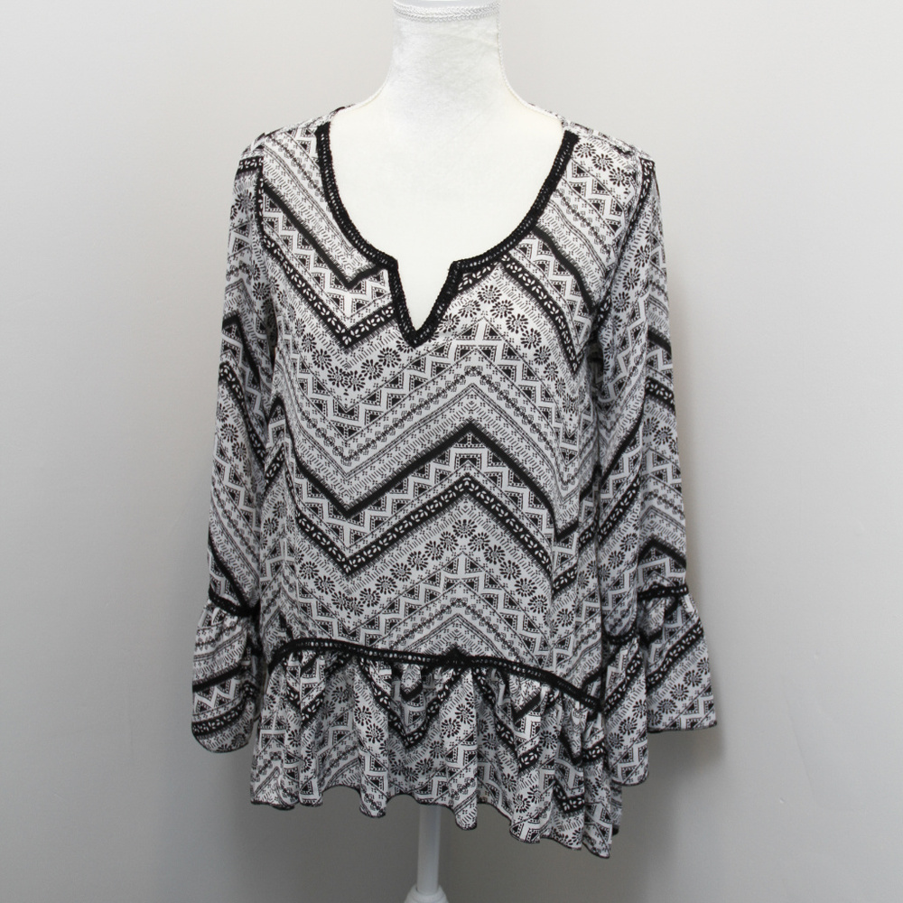Black and white print blouse size M